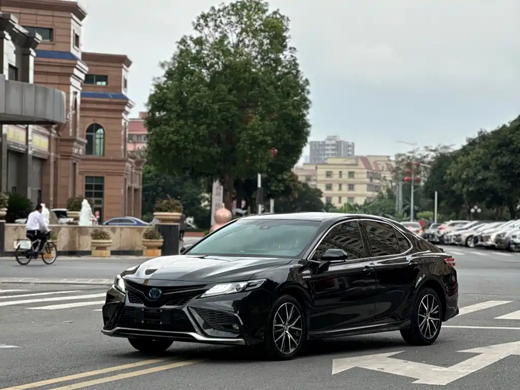 Toyota Camry 2021 — фото 1