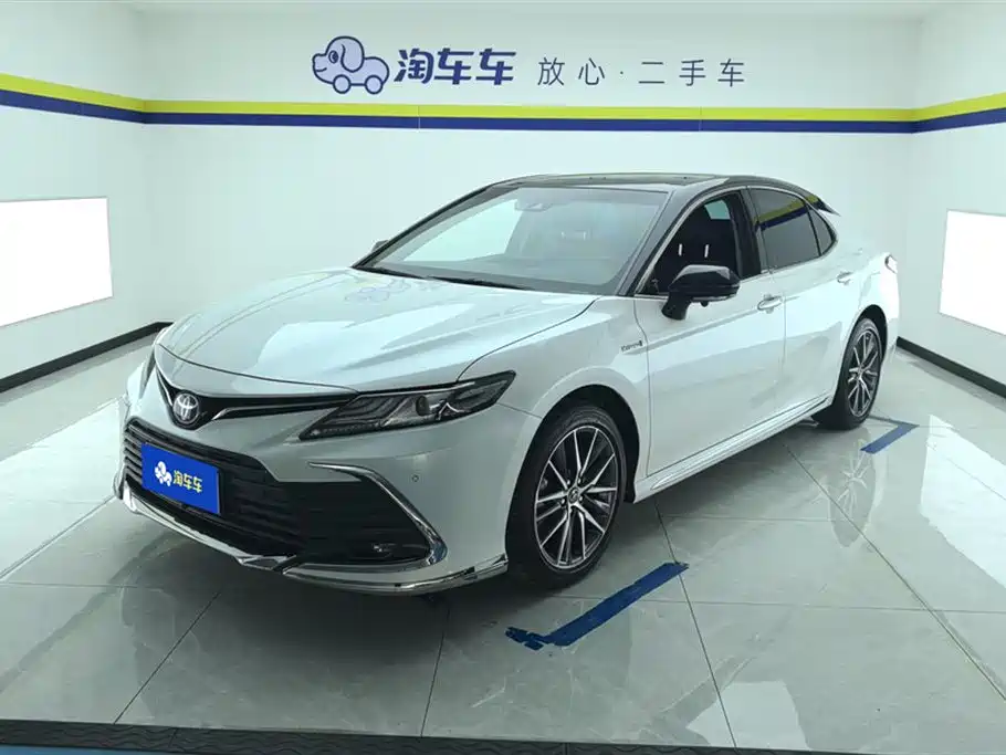 Toyota Camry 2023 — фото 1