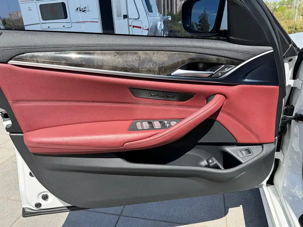 BMW 5 Series 2019 — фото 13