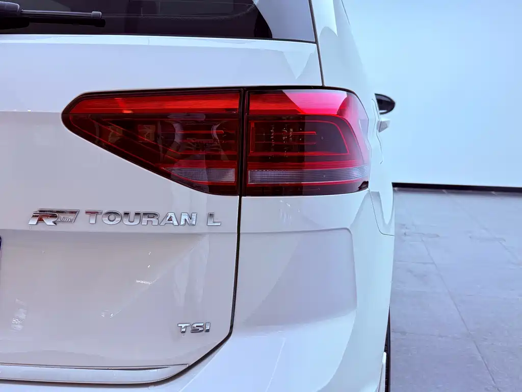 Volkswagen Touran 2017 — фото 29