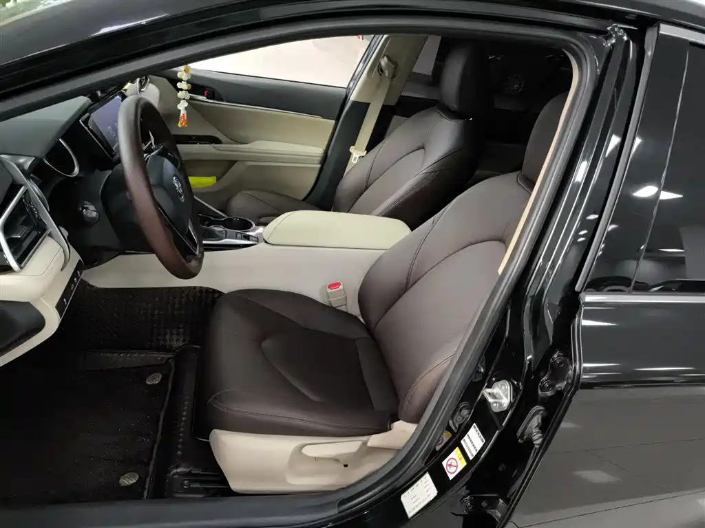 Toyota Camry 2018 — фото 12
