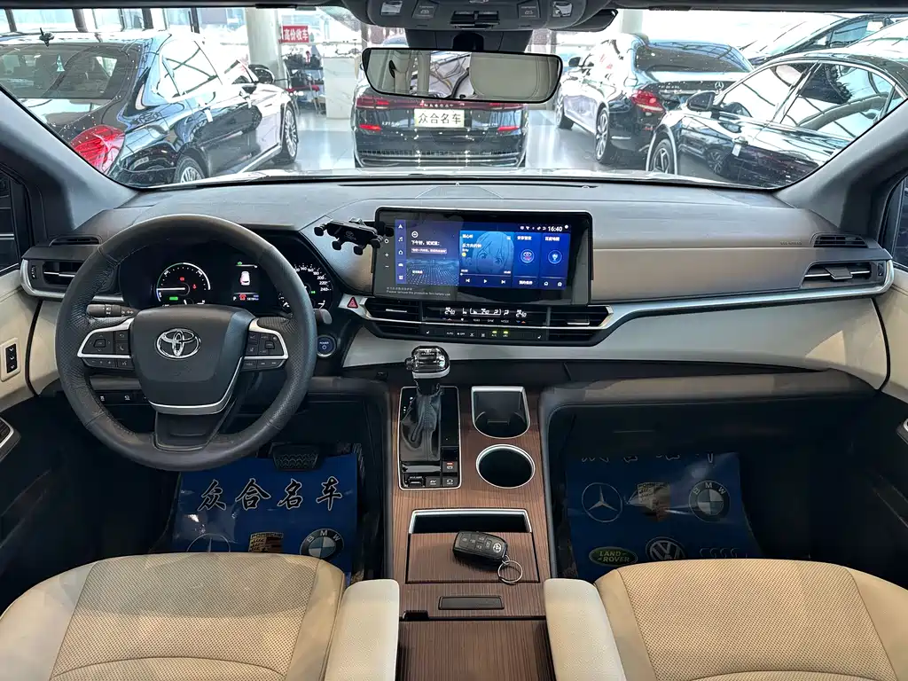 Toyota Granvia 2023 — фото 10