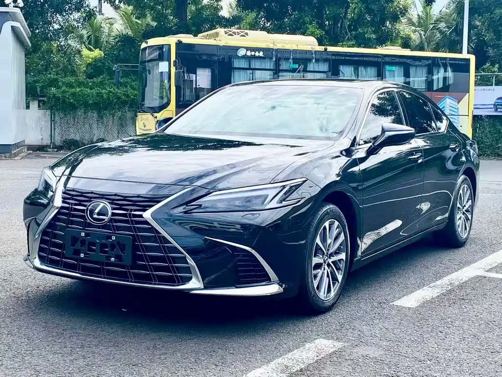 Lexus ES 2025 — фото 1
