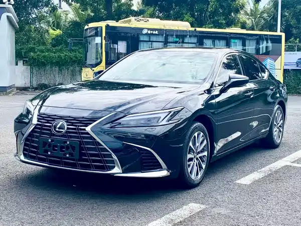 Lexus ES 2025