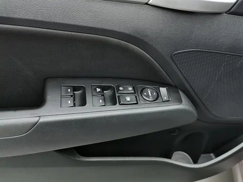 Hyundai Elantra 2016 — фото 9