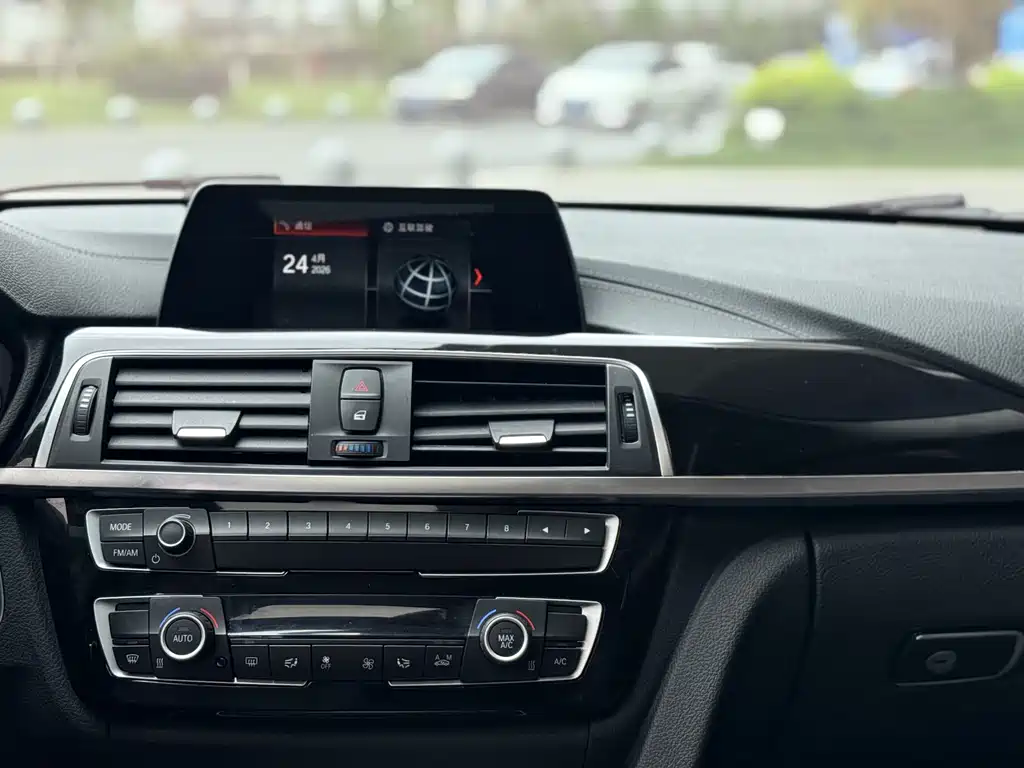 BMW 3 Series 2018 — фото 15
