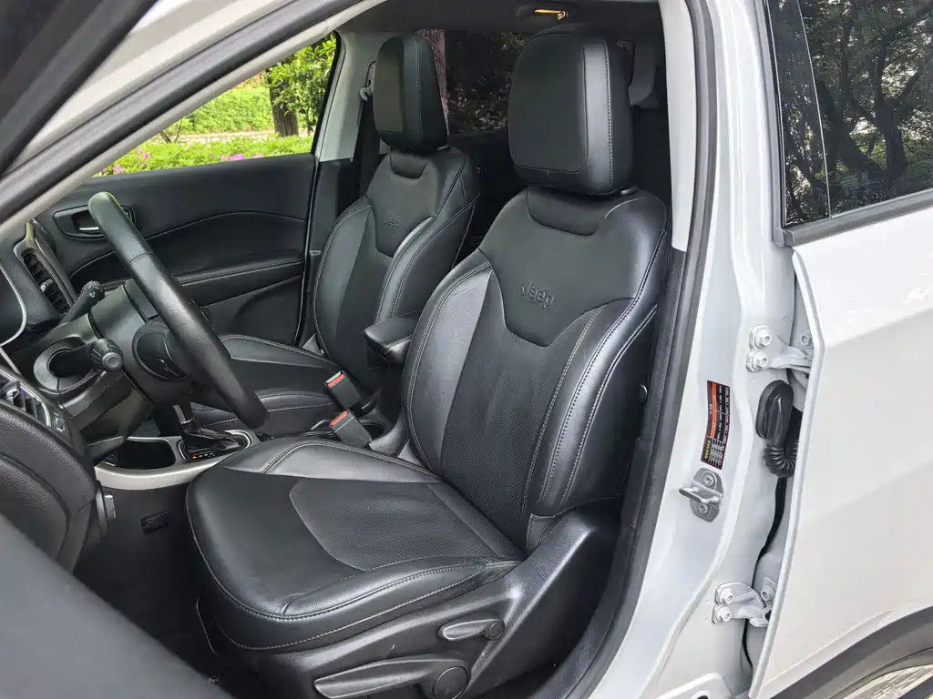 Jeep Compass 2018 — фото 24