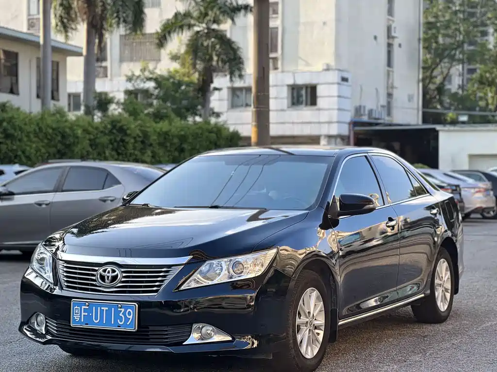 Toyota Camry 2014 — фото 1