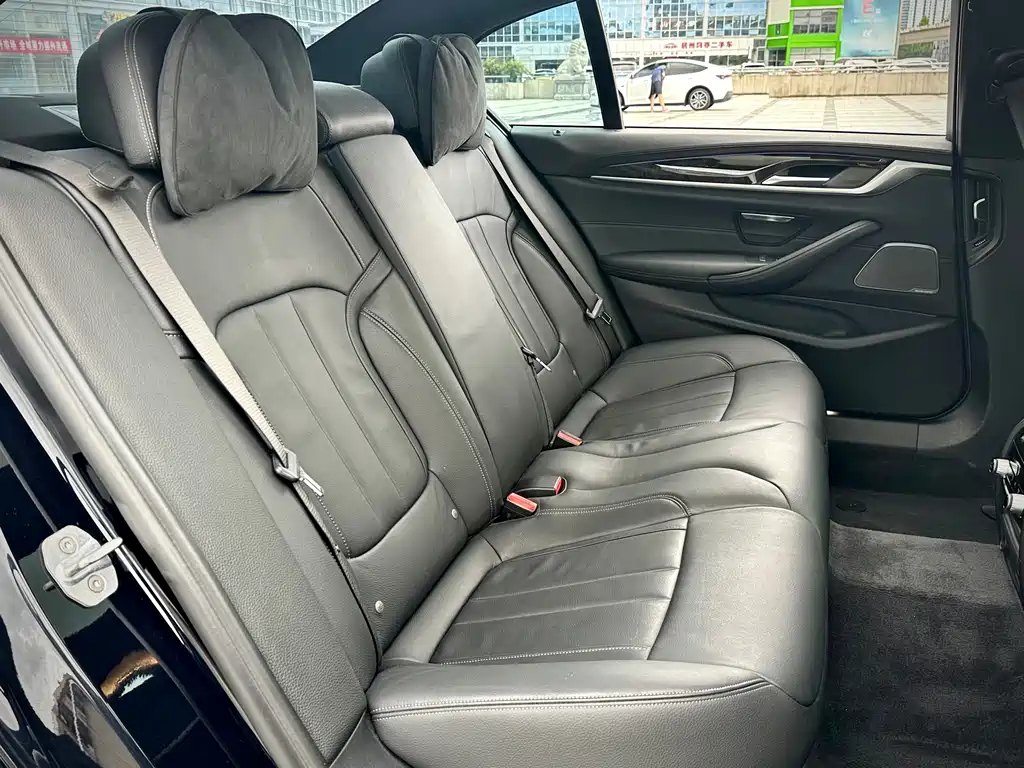 BMW 5 Series 2019 — фото 15