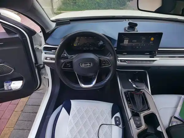 Geely Emgrand 2022