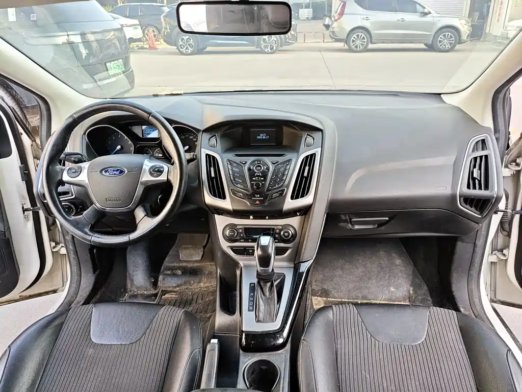 Ford Focus 2014 — фото 11