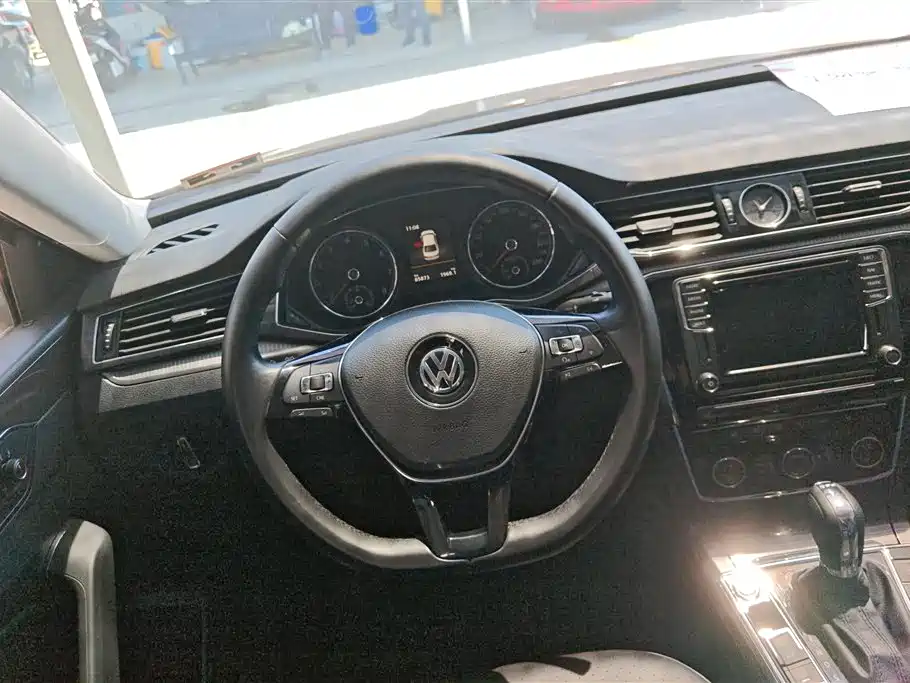 Volkswagen Passat 2017 — фото 15