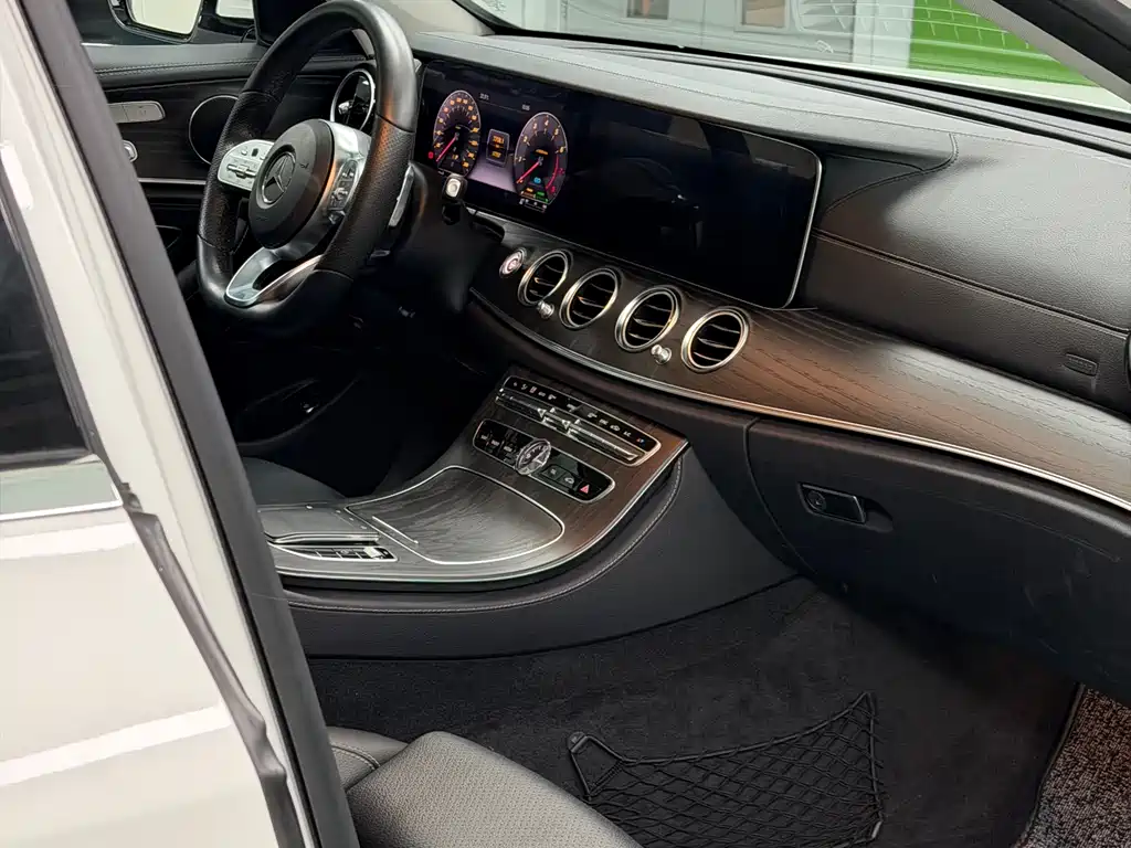 Mercedes-Benz E-Class 2019 — фото 17