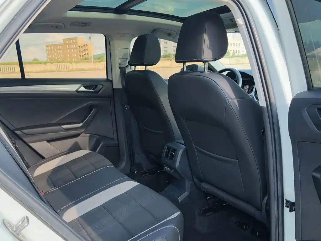 Volkswagen T-Roc 2023 — фото 22