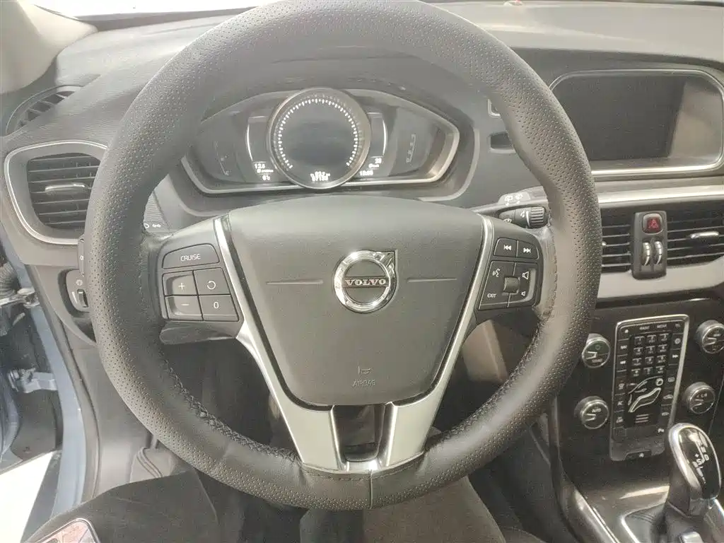 Volvo V40 2018 — фото 11