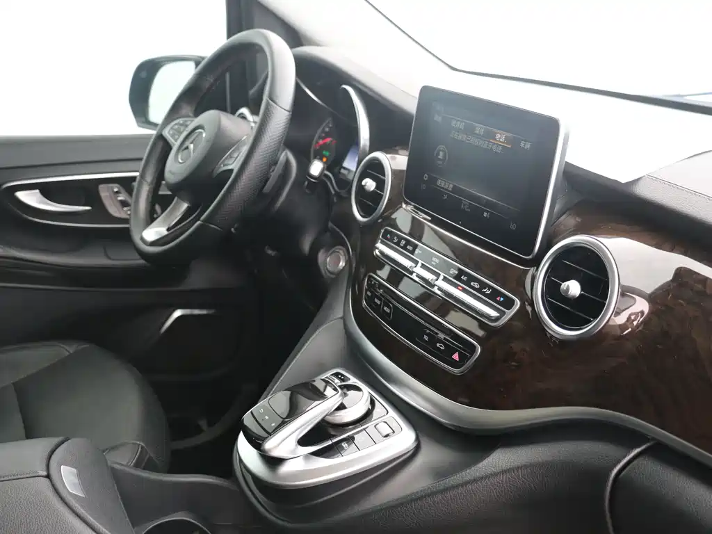 Mercedes-Benz V-Class 2018 — фото 15