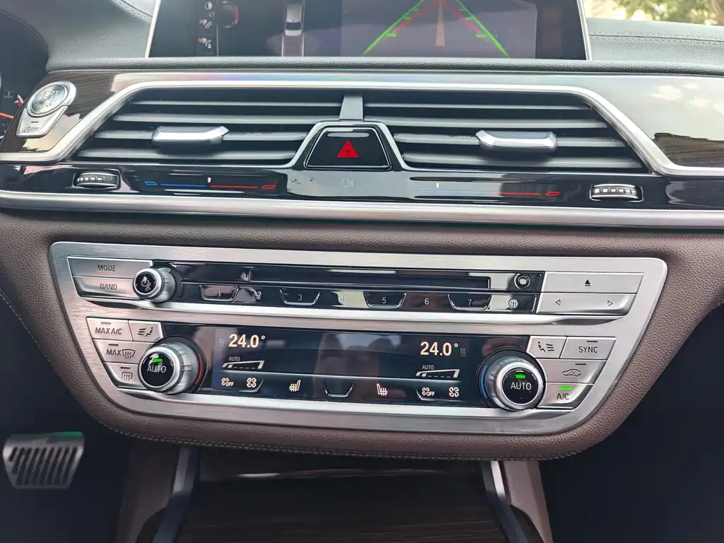 BMW 7 Series 2017 — фото 26