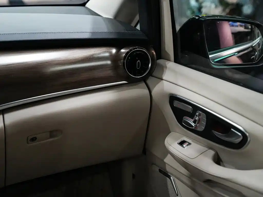 Mercedes-Benz V-Class 2021 — фото 16