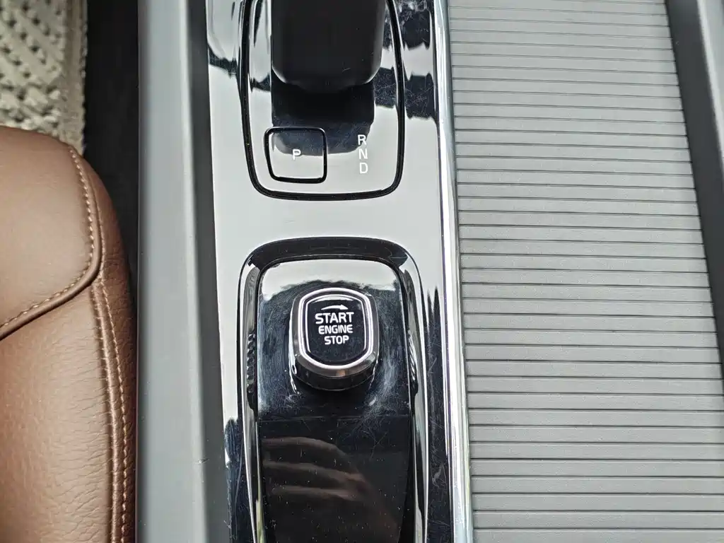 Volvo XC60 2022 — фото 23