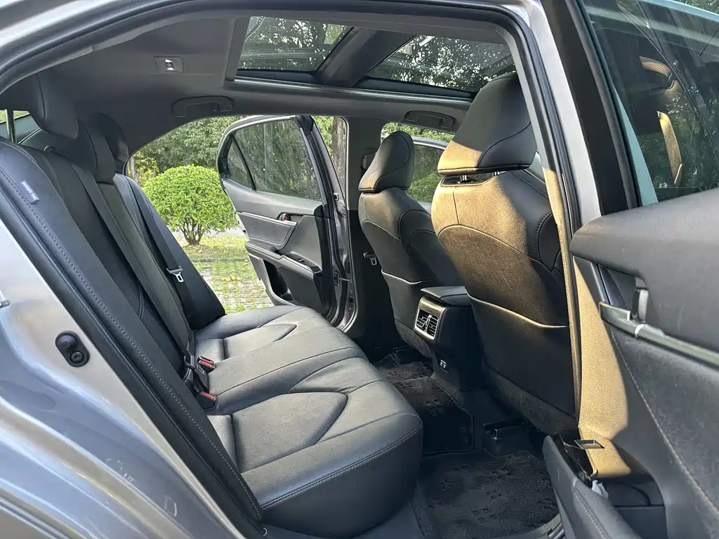 Toyota Camry 2023 — фото 12