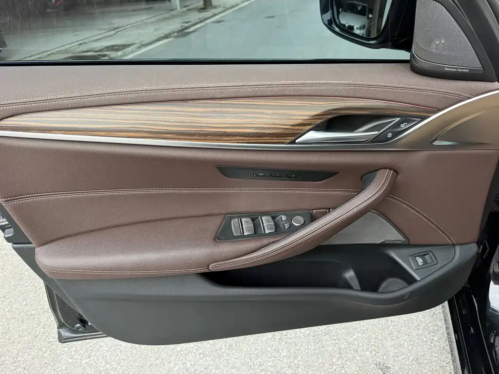 BMW 5 Series 2021 — фото 14