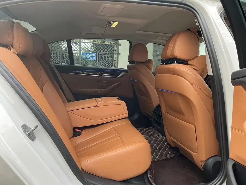 BMW 5 Series 2018 — фото 15