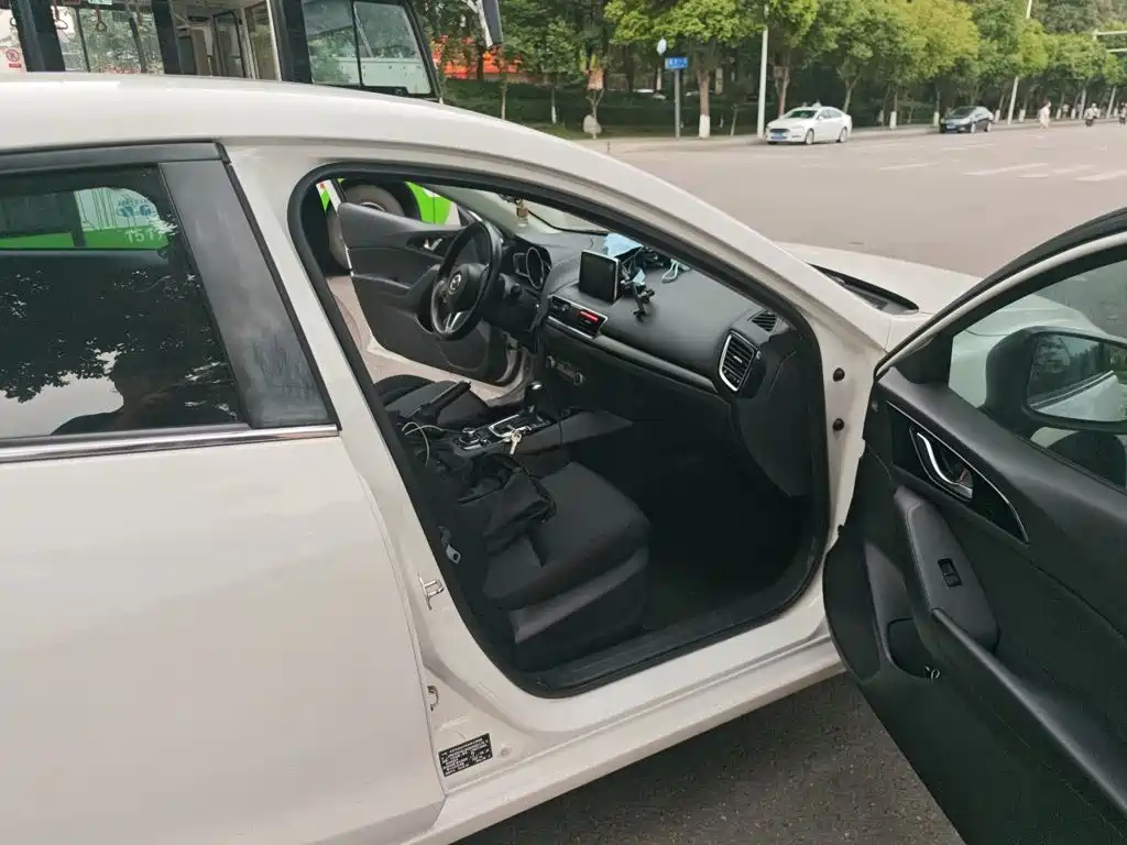 Mazda 3 Axela 2016 — фото 21
