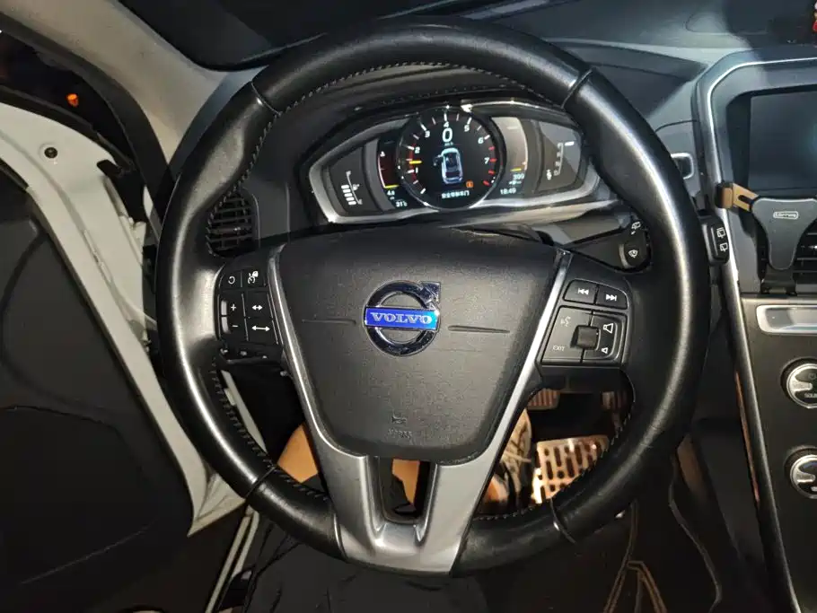 Volvo XC60 2015 — фото 15
