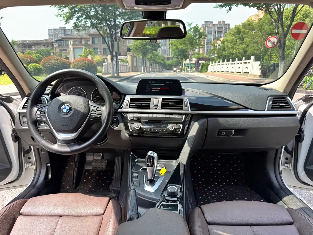 BMW 3 Series 2018 — фото 12