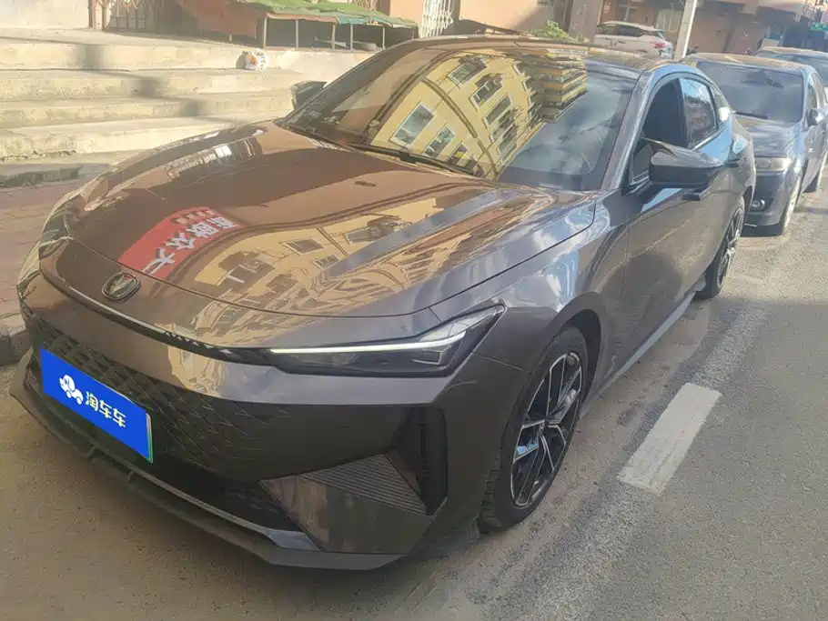 Changan UNI-V Smart Electric Idd 2024 — фото 1