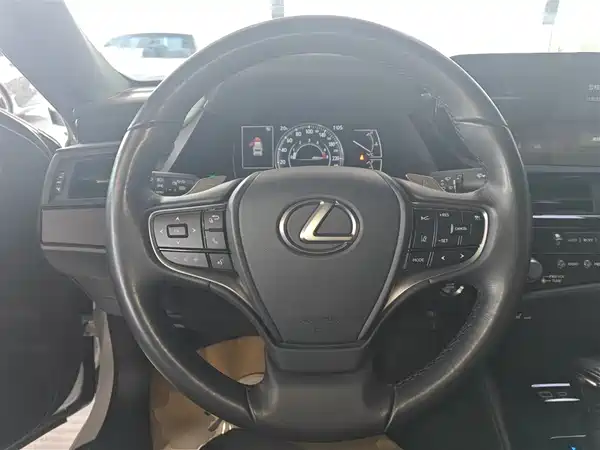 Lexus ES 2022