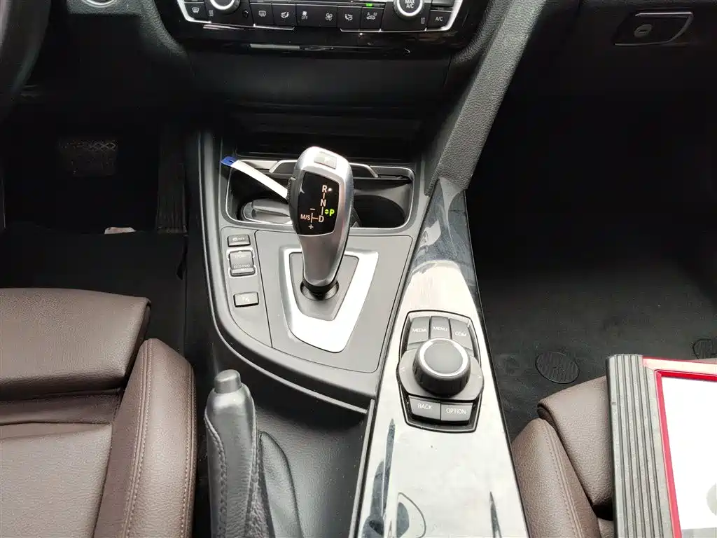 BMW 3 Series 2018 — фото 12