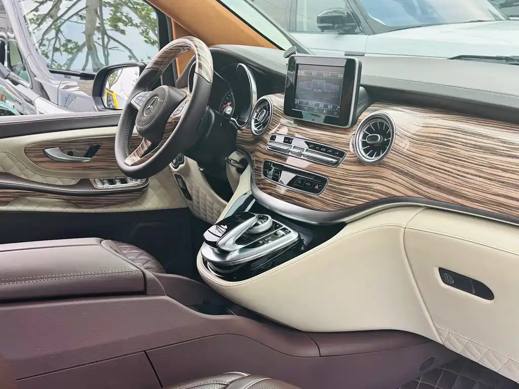 Mercedes-Benz V-Class 2019 — фото 25