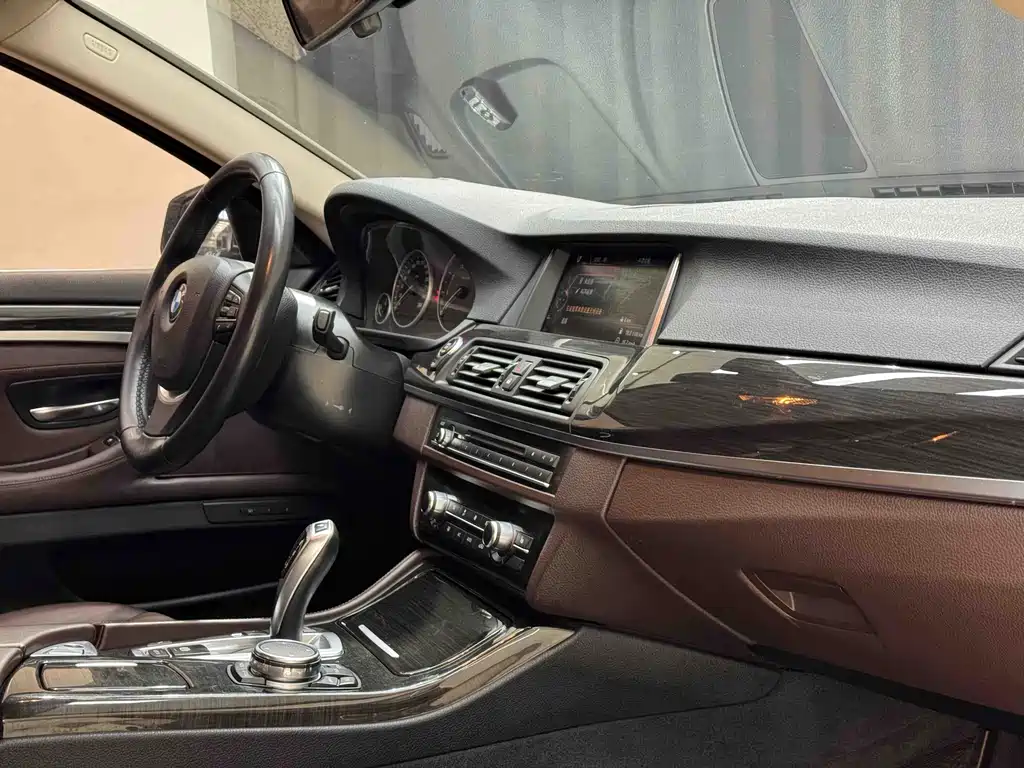 BMW 5 Series 2016 — фото 31