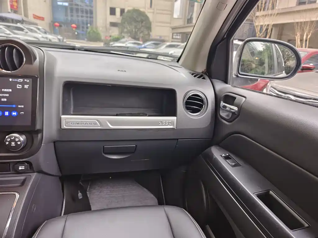 Jeep Compass 2016 — фото 11