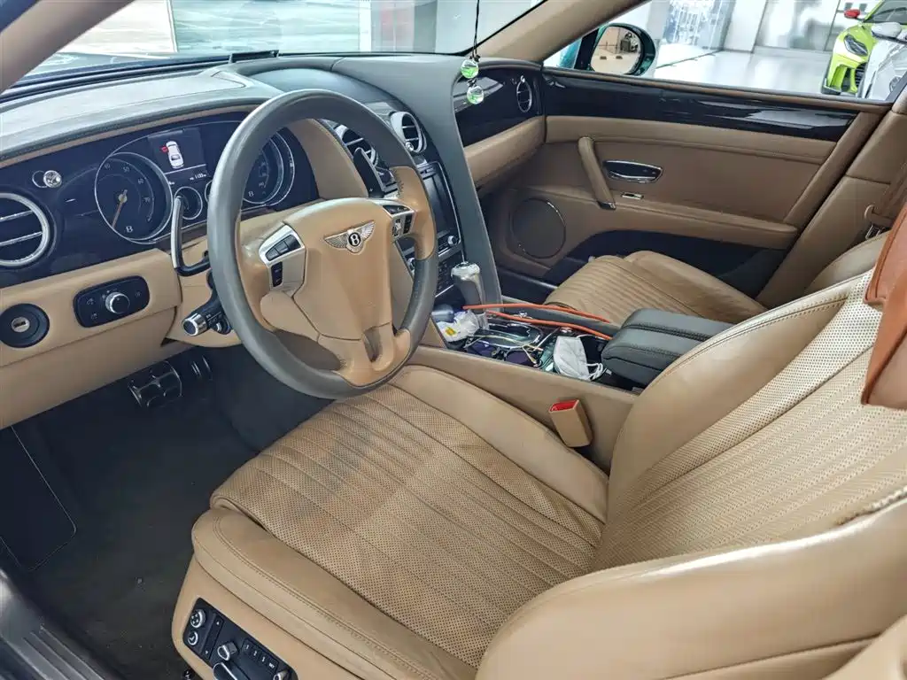 Bentley Flying Spur 2018 — фото 19