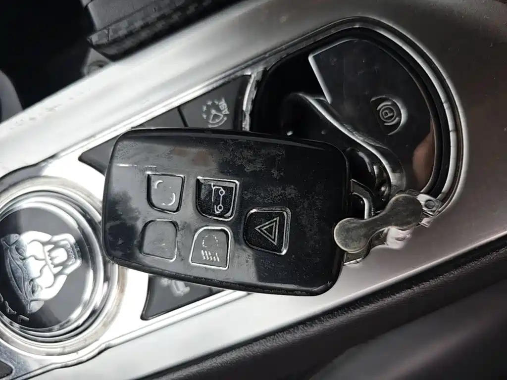 Jaguar XF 2014 — фото 9