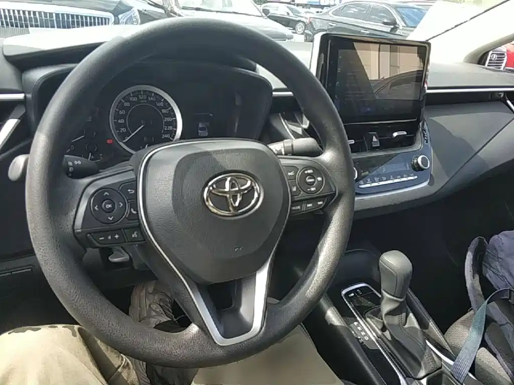 Toyota Corolla 2023 — фото 10