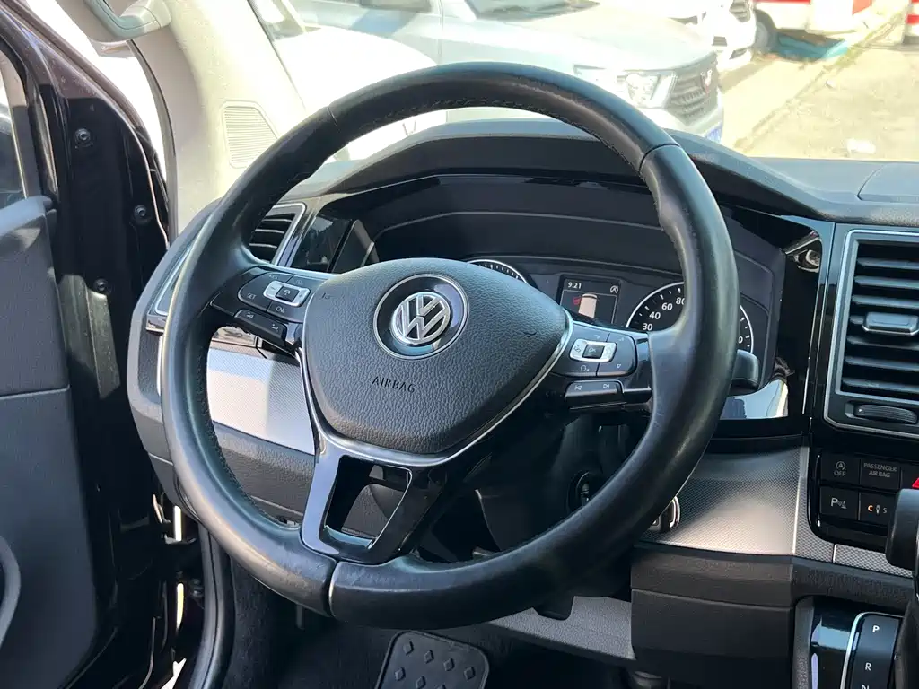 Volkswagen Multivan 2017 — фото 10