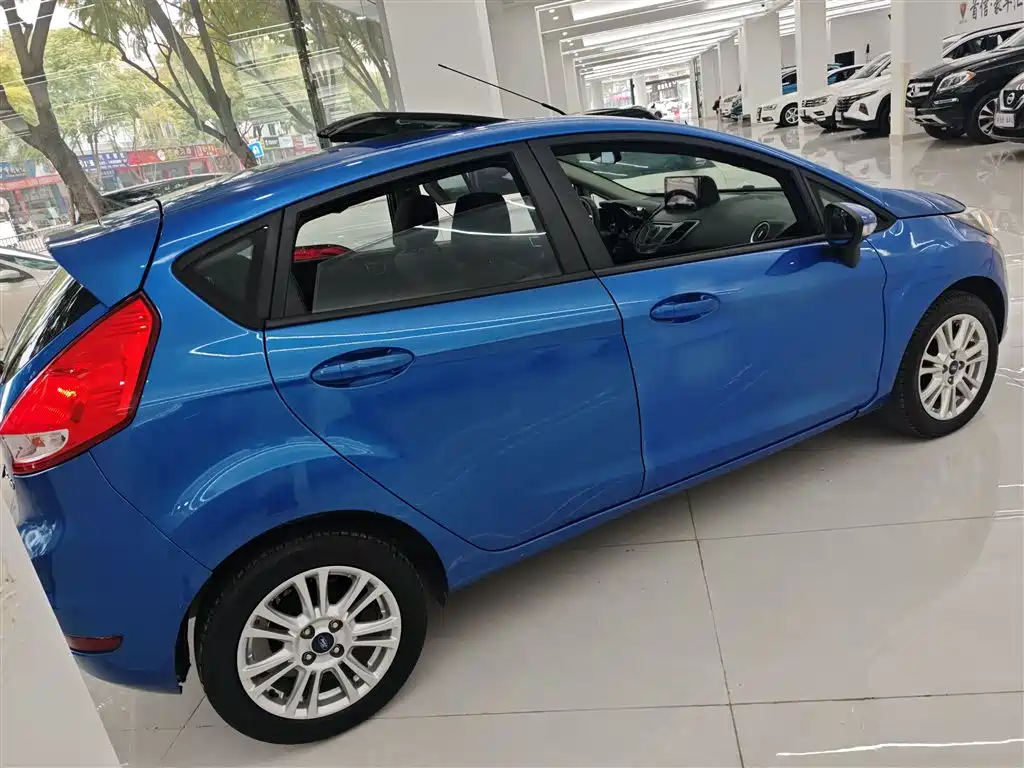 Ford Fiesta 2014 — фото 7