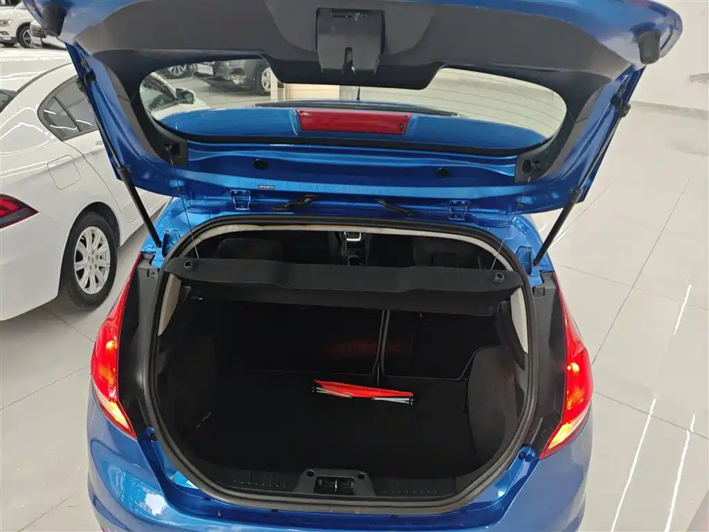 Ford Fiesta 2014 — фото 19