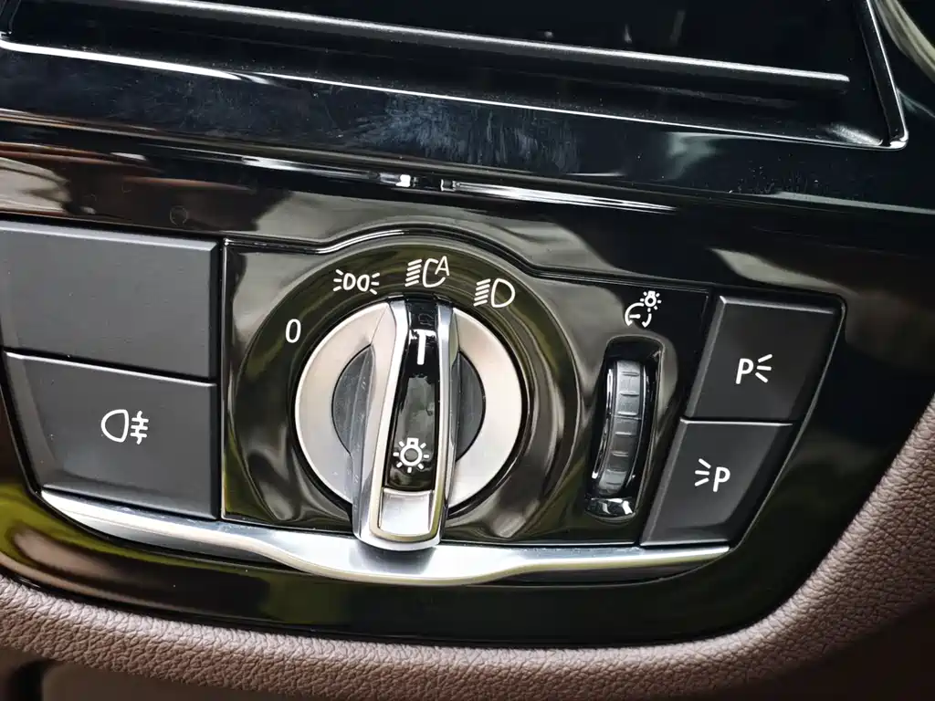 BMW 5 Series 2021 — фото 16