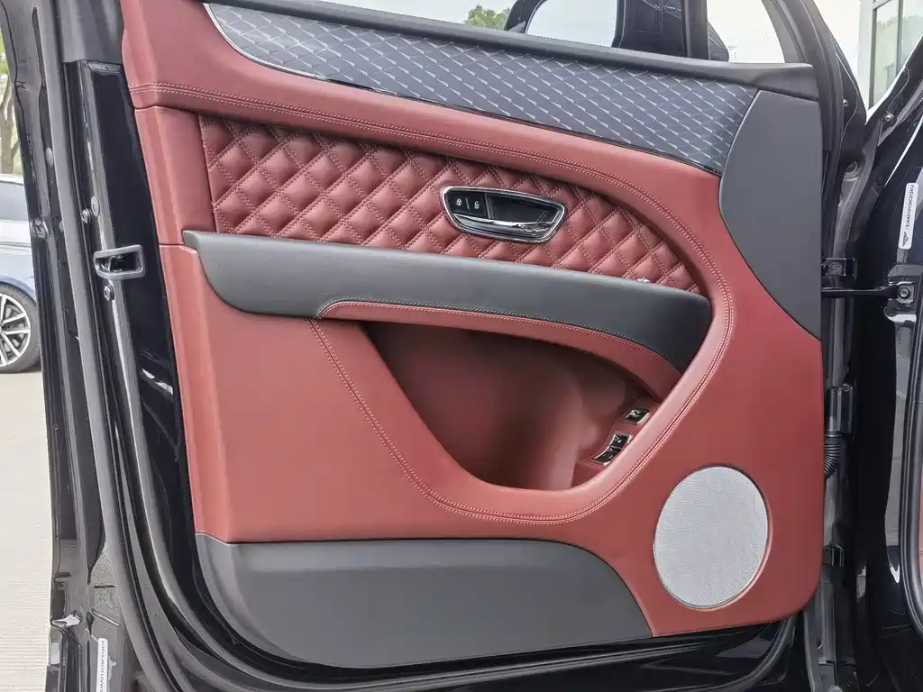 Bentley Bentayga 2023 — фото 13