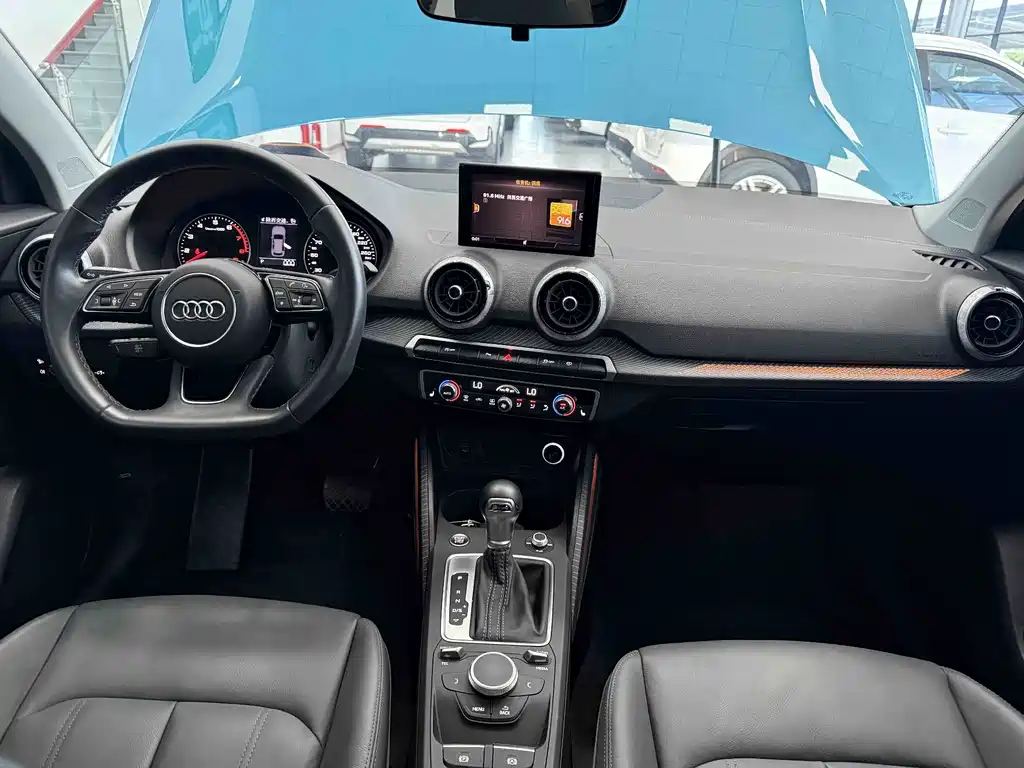 Audi Q2L 2023 — фото 12