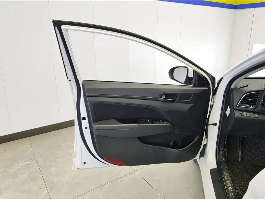 Hyundai Elantra 2018 — фото 7