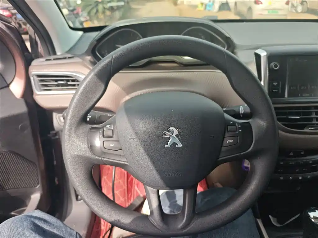 Peugeot 2008 2014 — фото 11