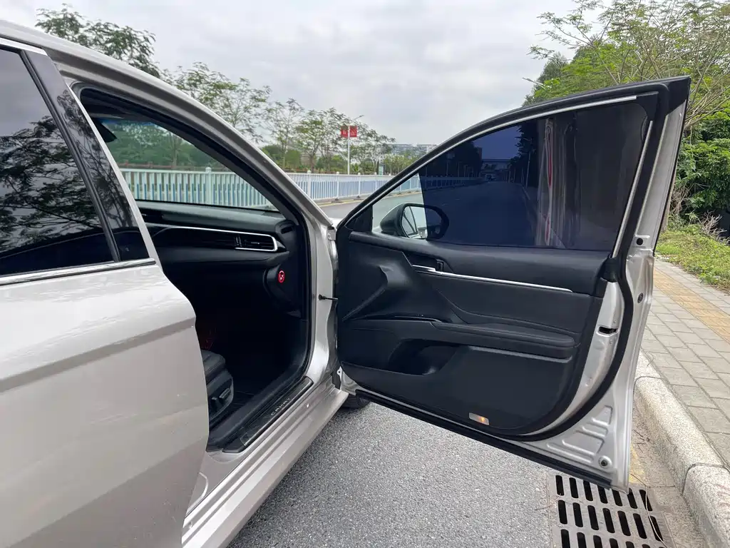 Toyota Camry 2018 — фото 11