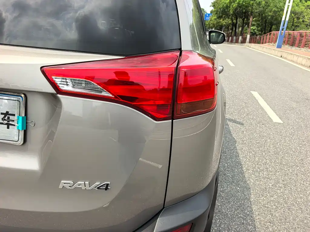 Toyota RAV4 2015 — фото 18