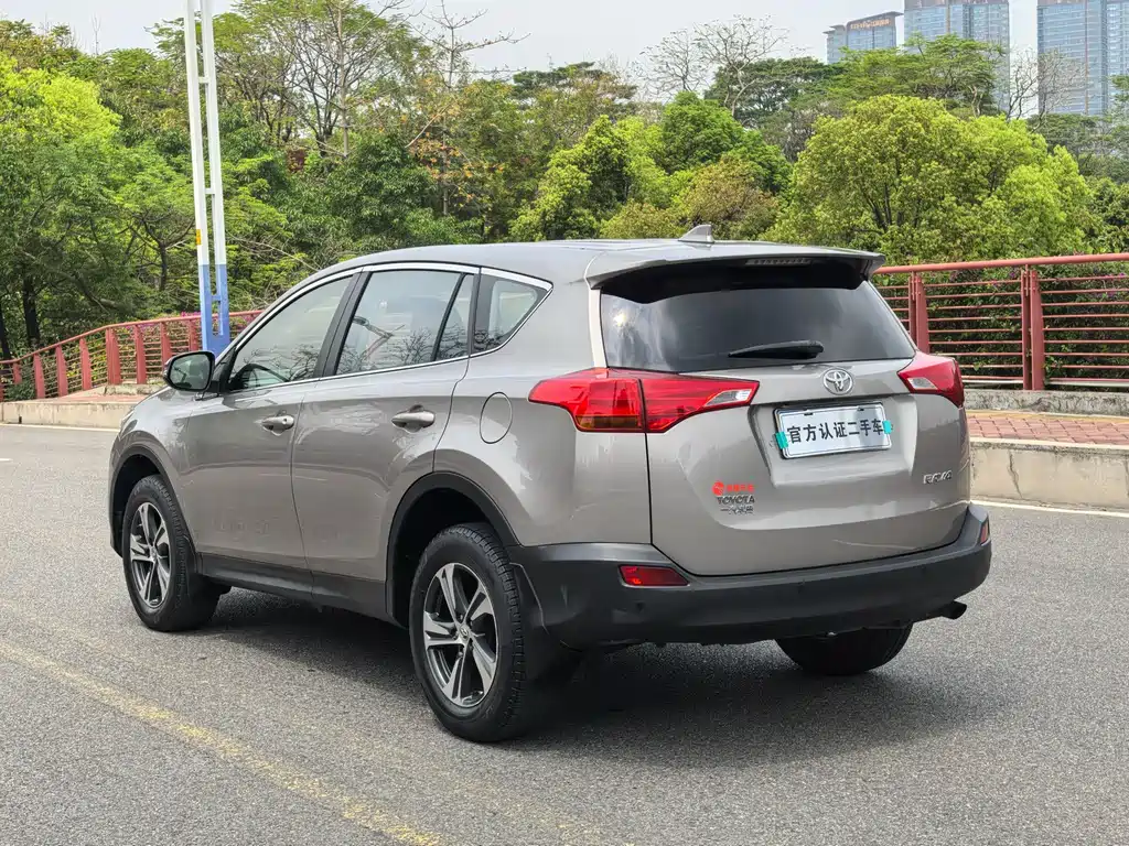 Toyota RAV4 2015 — фото 8