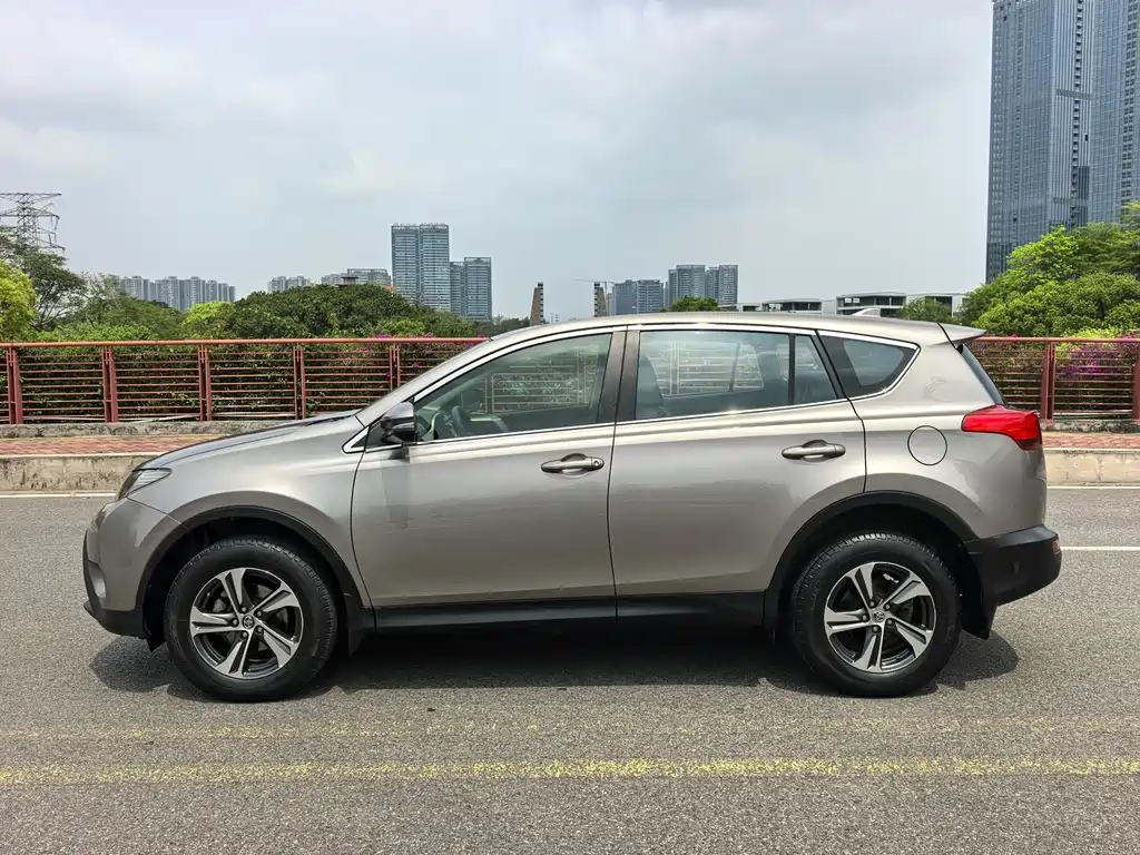 Toyota RAV4 2015 — фото 21